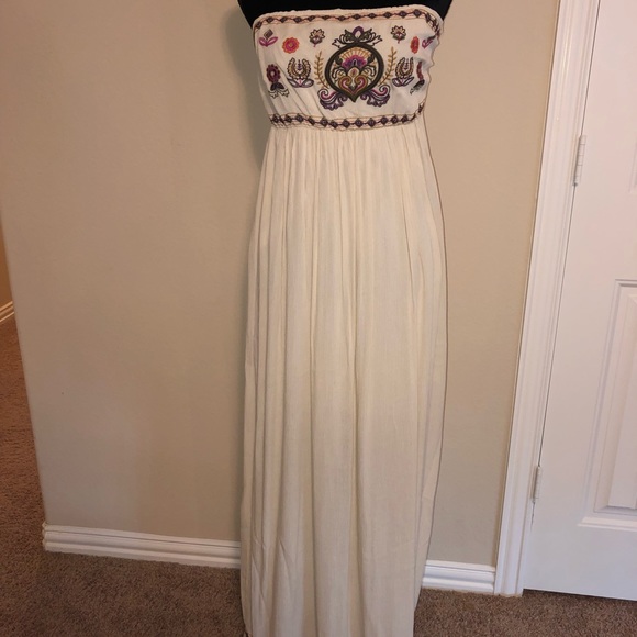 Xhilaration Dresses & Skirts - Xhilaration strapless dress embroidered detail - M